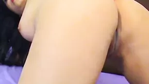 Крошка Aiysha ласкает себя в привате