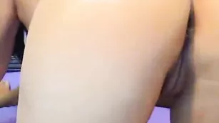 Крошка Aiysha ласкает себя в привате