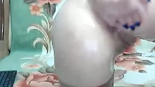 Зрелая шкура Sexy_AngelX рукой трахает очко