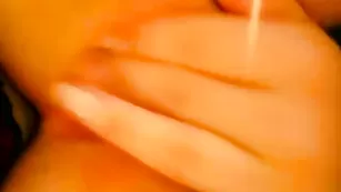 Шальная девочка пальчиками мастурбирует пизду kiskaket