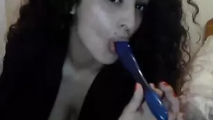 Грудастая брюнетка KarisaTITS мастурбирует пизду