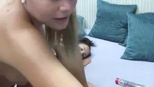 Пылкие дамы TeenWitches дрочат анал рукой