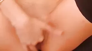 Телочка в чулках SweetDoris теребит половые губки