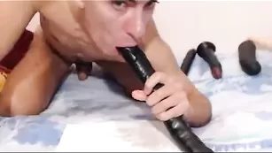 Чувак ASSHOLESLUT эротично отсасывают страпоны