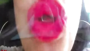 Сексуальная леди ReginaNoir посылает поцелуи