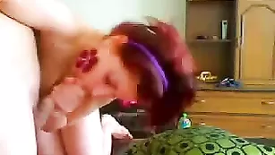 Рыжая сучка HotHotCouple отсасывает хуй