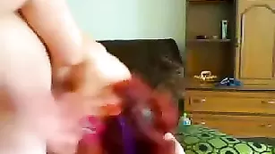 Рыжая сучка HotHotCouple отсасывает хуй