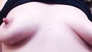 Горячая брюнетка ReallyHotOne ласкает письку