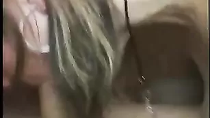 Строптивая телка GeileKory отсасывает член