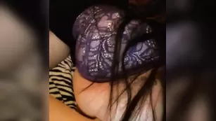 Пылкая шкура Rileylynn мнет пышные сиськи