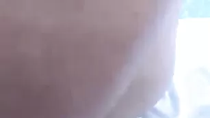 Грудастая телочка Meganrosex мастурбирует пизду