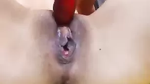 Татуированная самка KrystallDoll мастурбирует пизду