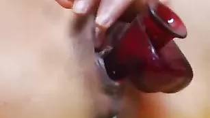 Татуированная самка KrystallDoll мастурбирует пизду