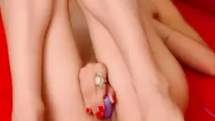 Дикая штучка AmazingK трахает пизду