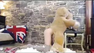 Сексуальная штучка Elisa_Death насилует игрушку