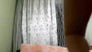 Русская сучка MarishaArimov трахает очко