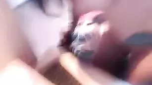 LovelyCindy пальцами в обе дырочки между ног