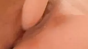 KITTYSQUIRT23 Мастурбирую гладкую киску любимыми игрушками