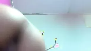 DirtylittleGi трахает себя розовым пластиковым пенисом