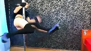 AlenaLove Немножко танцев с шестом и дрочка киски
