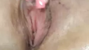 Голая блонда HollyShine мастурбирует пизду