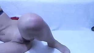 Gabbye  плавно ублажает себя долдоном