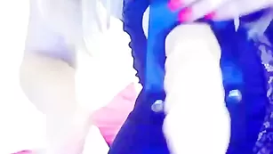 Жопастенькая arielle1 позирует перед камерой