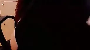 Жопастая проказница SexyLilAshley трахает задницу