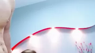 Голая девка KinkyS3xx4U отсасывает член