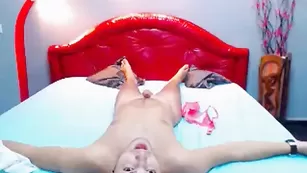 Голая девка KinkyS3xx4U отсасывает член