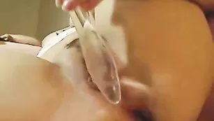 ursweetdeer Умелая леди порывисто трахает себя прозрачным самотыком