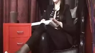 Дикая штучка Imperatriza развратно позирует