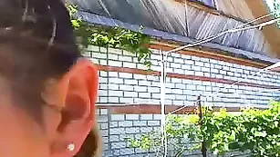 Грудастая шмара moonlight4u купается в бассейне