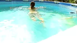 Грудастая шмара moonlight4u купается в бассейне