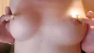 Голая сучка CalliaRose облизывает сосочки