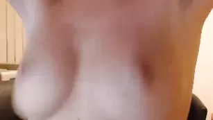 Голая сучка CalliaRose облизывает сосочки