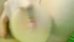 Красивая девка KarinaFox дрочит пизду