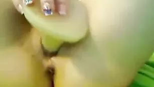 Красивая девка KarinaFox дрочит пизду