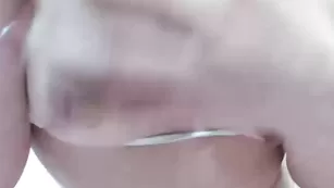 Татуированная pelinnn ласкает большие сиськи