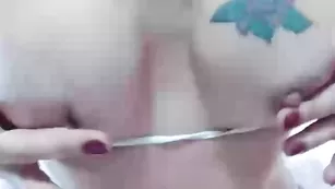 Татуированная pelinnn ласкает большие сиськи