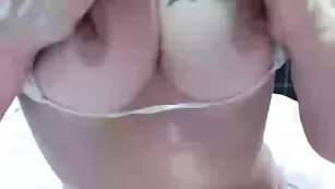 Татуированная pelinnn ласкает большие сиськи
