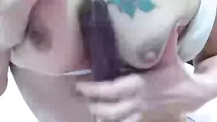 Татуированная pelinnn ласкает большие сиськи