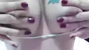 Татуированная pelinnn ласкает большие сиськи