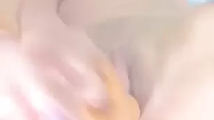 ValerySweet Заводная девочка доводит киску до кипения жёлтым дилдо