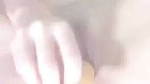 ValerySweet Заводная девочка доводит киску до кипения жёлтым дилдо