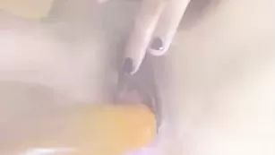 ValerySweet Заводная девочка доводит киску до кипения жёлтым дилдо