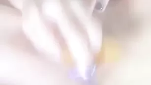 ValerySweet Заводная девочка доводит киску до кипения жёлтым дилдо