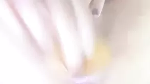 ValerySweet Заводная девочка доводит киску до кипения жёлтым дилдо