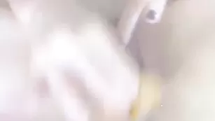 ValerySweet Заводная девочка доводит киску до кипения жёлтым дилдо