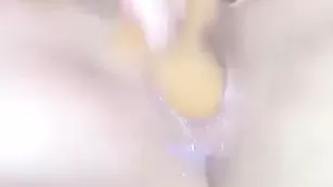 ValerySweet Заводная девочка доводит киску до кипения жёлтым дилдо